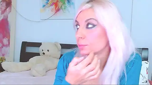 Snapshot of HoneyLara chatting on 10/16/25, 11:17 HoneyLara online show from 10/16/25, 11:17