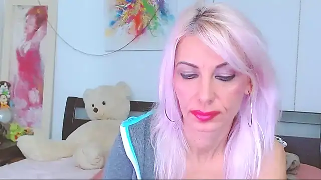 HoneyLara online show from 10/24/25, 08:38