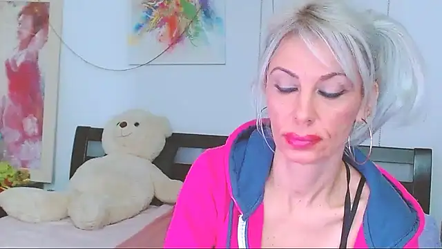 HoneyLara online show from 12/20/25, 07:10