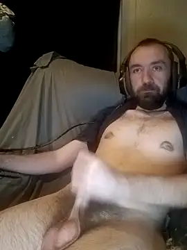 Snapshot of ShadowyTube chatting on 10/27/25, 03:32 ShadowyTube online show from 10/27/25, 03:32