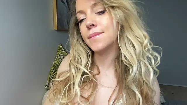 Snapshot of BelieveinEmliy chatting on 12/30/24, 11:48 BelieveinEmliy online show from 12/30/24, 11:48