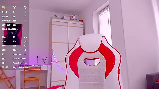 Snapshot of HotCarolineXO chatting on 02/22/25, 10:29 HotCarolineXO online show from 02/22/25, 10:29