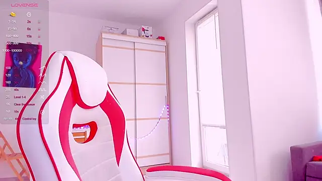 Snapshot of HotCarolineXO chatting on 03/10/25, 08:04 HotCarolineXO online show from 03/10/25, 08:04