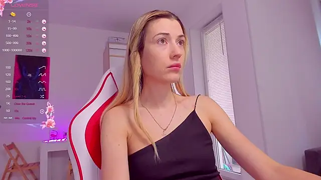 Snapshot of HotCarolineXO chatting on 09/23/25, 10:18 HotCarolineXO online show from 09/23/25, 10:18