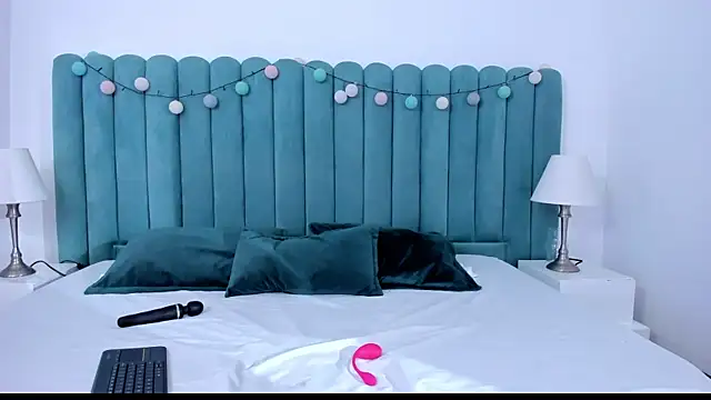 Snapshot of marianaaguii chatting on 12/30/24, 11:48 marianaaguii online show from 12/30/24, 11:48