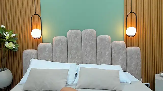 NicoleBlum online show from 02/18/25, 04:16