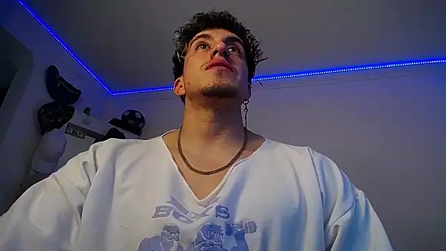 Snapshot of strongboy_ chatting on 10/18/25, 08:09 strongboy online show from 10/18/25, 08:09