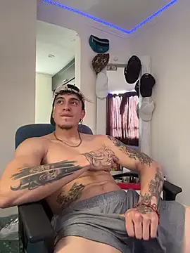 Snapshot of strongboy_ chatting on 02/18/26, 06:04 strongboy online show from 02/18/26, 06:04