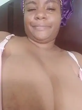 Snapshot of bigtitssxx chatting on 05/17/26, 11:17 bigtitssxx online show from 05/17/26, 11:17