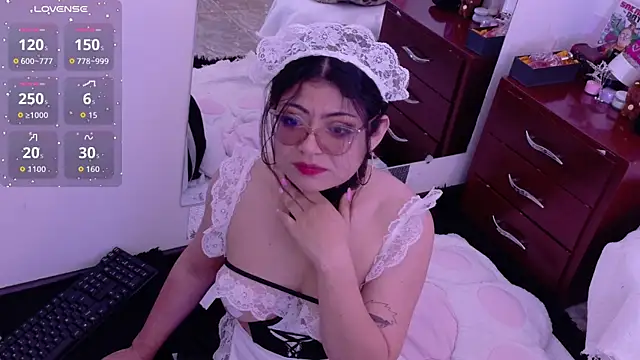 Catwhite  online show from 04/13/26, 07:19