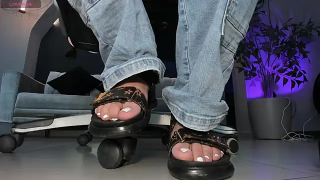 Snapshot of MartinnaBonnet chatting on 02/04/25, 10:32 MartinnaBonnet online show from 02/04/25, 10:32