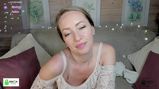Snapshot of Queenymel chatting on 10/22/25, 03:45 Queenymel online show from 10/22/25, 03:45