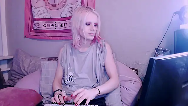 Snapshot of Alien_Bella chatting on 12/18/25, 12:55 Alien Bella online show from 12/18/25, 12:55