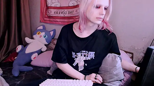 Snapshot of Alien_Bella chatting on 12/19/25, 02:57 Alien Bella online show from 12/19/25, 02:57