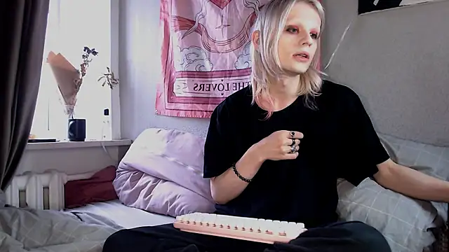 Snapshot of Alien_Bella chatting on 02/27/26, 12:27 Alien Bella online show from 02/27/26, 12:27