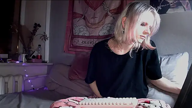 Snapshot of Alien_Bella chatting on 03/14/26, 09:09 Alien Bella online show from 03/14/26, 09:09