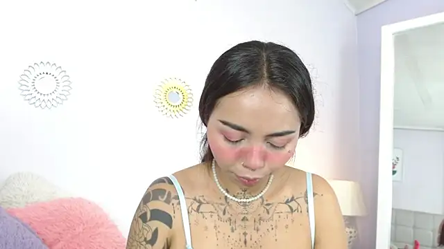 miss soffi  online show from 12/18/25, 12:33