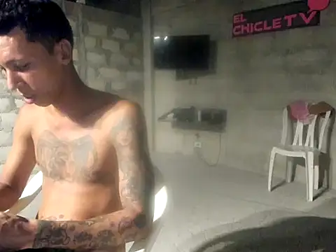 Snapshot of EL-CHICLE-TV chatting on 12/23/24, 04:01 EL-CHICLE-TV online show from 12/23/24, 04:01