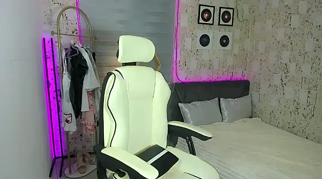 Snapshot of AlexandraMooree chatting on 01/17/25, 09:39 AlexandraMooree online show from 01/17/25, 09:39