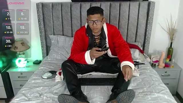 Snapshot of TomLover_12 chatting on 12/18/24, 09:40 TomLover 12 online show from 12/18/24, 09:40