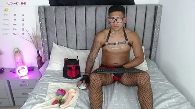 Snapshot of TomLover_12 chatting on 01/08/25, 01:11 TomLover 12 online show from 01/08/25, 01:11