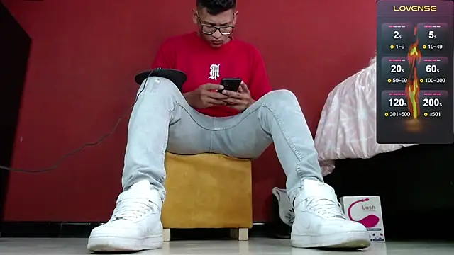 Snapshot of TomLover_12 chatting on 02/07/25, 07:17 TomLover 12 online show from 02/07/25, 07:17