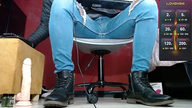 Snapshot of TomLover_12 chatting on 02/09/25, 03:45 TomLover 12 online show from 02/09/25, 03:45