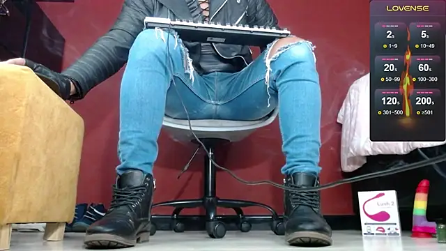 Snapshot of TomLover_12 chatting on 02/11/25, 12:05 TomLover 12 online show from 02/11/25, 12:05