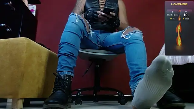 Snapshot of TomLover_12 chatting on 02/21/25, 11:01 TomLover 12 online show from 02/21/25, 11:01