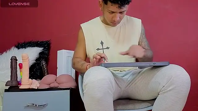 Snapshot of TomLover_12 chatting on 10/22/25, 10:42 TomLover 12 online show from 10/22/25, 10:42