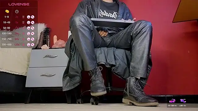 Snapshot of TomLover_12 chatting on 11/06/25, 01:17 TomLover 12 online show from 11/06/25, 01:17