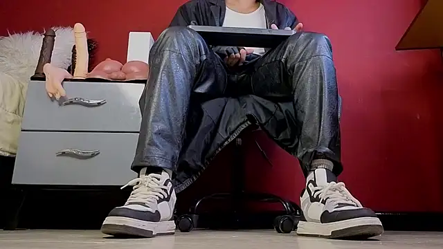 Snapshot of TomLover_12 chatting on 11/07/25, 12:54 TomLover 12 online show from 11/07/25, 12:54