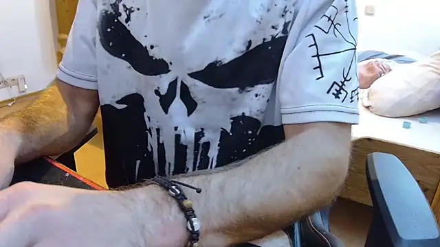 Snapshot of KmlBI26 chatting on 10/28/25, 07:05 KmlBI26 online show from 10/28/25, 07:05