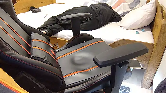 Snapshot of KmlBI26 chatting on 10/29/25, 07:15 KmlBI26 online show from 10/29/25, 07:15