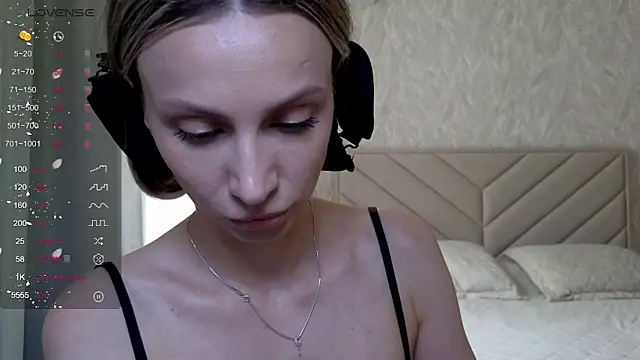 Snapshot of Alice_Wonders chatting on 06/17/26, 07:00 Alice Wonders online show from 06/17/26, 07:00