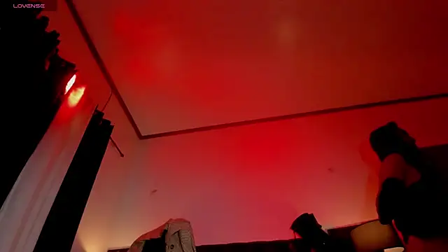 Snapshot of ErinSmith7inches_TS chatting on 12/17/24, 04:45 ErinSmith7inches TS online show from 12/17/24, 04:45