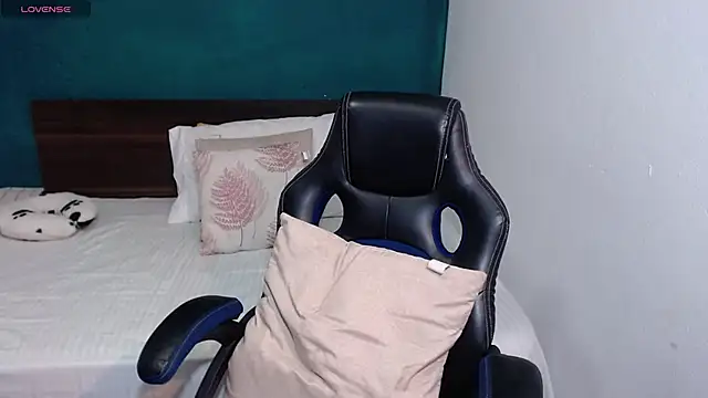 scaelettdubois online show from 10/18/25, 12:35