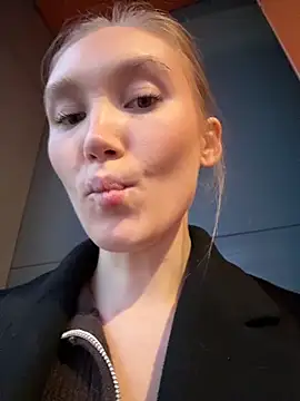 Snapshot of MariaTull chatting on 10/29/25, 01:46 MariaTull online show from 10/29/25, 01:46