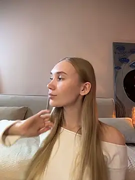 Snapshot of MariaTull chatting on 11/17/25, 01:50 MariaTull online show from 11/17/25, 01:50