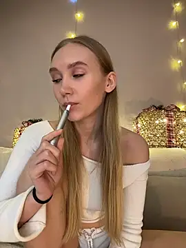 Snapshot of MariaTull chatting on 12/15/25, 10:58 MariaTull online show from 12/15/25, 10:58