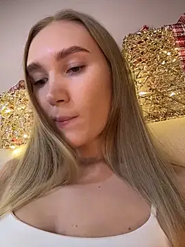 Snapshot of MariaTull chatting on 12/18/25, 09:21 MariaTull online show from 12/18/25, 09:21