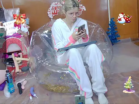 Skinygirl online show from 12/14/25, 05:18