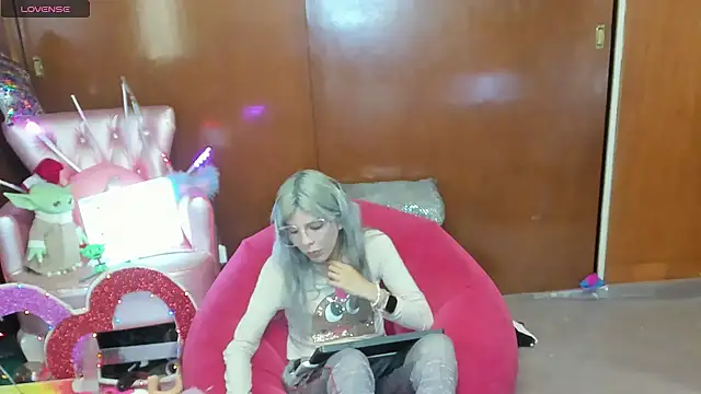 Snapshot of Skinygirl chatting on 05/09/26, 12:05 Skinygirl online show from 05/09/26, 12:05