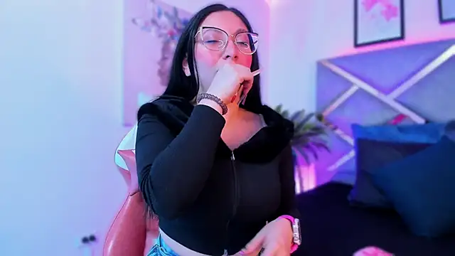 lucy neil online show from 10/31/25, 02:34