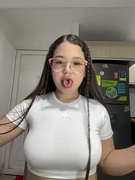 Snapshot of Lucyklein2022 chatting on 01/11/25, 03:34 Lucyklein2022 online show from 01/11/25, 03:34