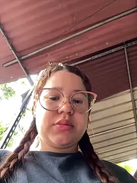 Snapshot of Lucyklein2022 chatting on 03/20/25, 01:59 Lucyklein2022 online show from 03/20/25, 01:59