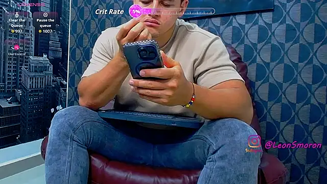 Snapshot of Leonsmoron chatting on 07/19/26, 12:47 Leonsmoron online show from 07/19/26, 12:47