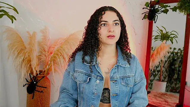 Snapshot of merida_bell18 chatting on 10/21/25, 10:38 merida bell18 online show from 10/21/25, 10:38