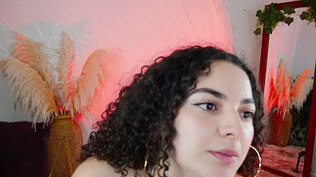 Snapshot of merida_bell18 chatting on 12/15/25, 10:58 merida bell18 online show from 12/15/25, 10:58