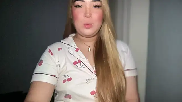 Snapshot of MissCataleyaxxx chatting on 10/15/25, 01:17 MissCataleyaxxx online show from 10/15/25, 01:17